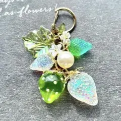 レジンキーホルダー　苺　ホログラム・グリーン　ハンドメイド