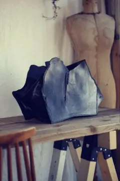#001オブジェのようなクラッチバック 黒牛革存在感変形鞄