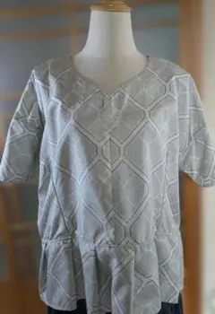 着物リメイク　大島紬　グレー系　幾何学模様 Vネック 半袖チュニック