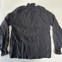 フリル付きブラック長袖トップス