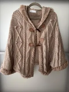 フード付きベージュニットケープコート