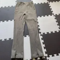 グレー ストレートパンツ 前面プリーツ
