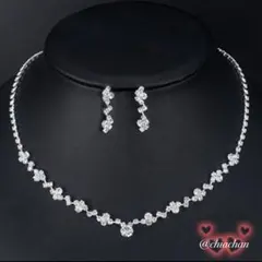 クリスタル花モチーフネックレスとイヤリングセット