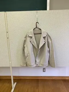 クリーム色 ライダースジャケット風ジャケット