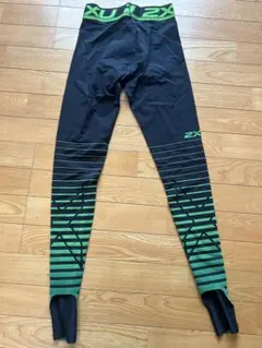 2XU ストライプタイツ ブラック/グリーン