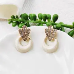 クリスタル装飾ホワイトフープイヤリング