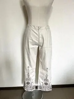 インゲボルグ　クリーム色 花柄刺繍 ワイドレッグパンツのサムネイル