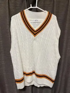 ホワイト ケーブルニット Vネックベスト