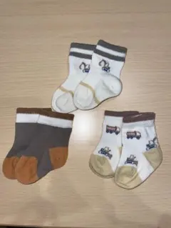 【新品】値下げ中　ベビー靴下3足セット トラック刺繍