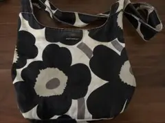 マリメッコ　ショルダーバッグ　ウニッコ　黒　鞄　marimekko unikko