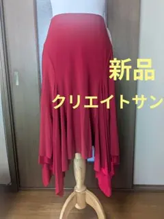 赤いアシンメトリックフレアスカート