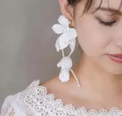 ホワイトフラワーモチーフイヤリング　結婚式　イヤリング