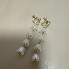 フラワーモチーフ ホワイトパール風イヤリング