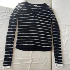 ジーユー gu 黒と白のストライプ Vネックセーター