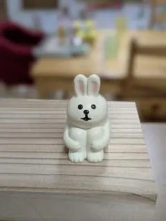 concombre うさぎ 置物　体育座り