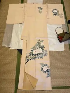 【正絹】訪問着 白い花と葉の模様 淡いベージュ