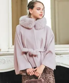 【新品未使用タグ付き】【2023完売品】Noela ケープコート　ピンク 楽天市場】【SALE／70%OFF】ファースリットケープコート Noela ノエラ