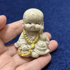 癒し系 小坊主 置物 金色数珠 持ち 手を頬に シンプルインテリア 仏像風