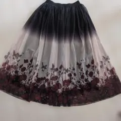 〈新品未使用♪〉Mサイズ フレアスカート グラデーション 花柄刺繍♪