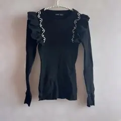 ニット　長袖　肩フリル　パール　ブラック