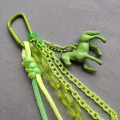 パラコードキーホルダー　黄緑　馬　プラチェーン