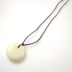 ねこ型のストーンペンダント