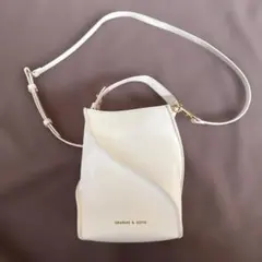 CHARLES & KEITH ホワイト ショルダーバッグのサムネイル
