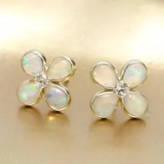 オパールのお花が神秘的にきらめくピアス K10YG - メルカリ