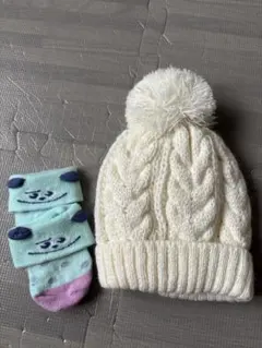 白のニット帽と靴下セット
