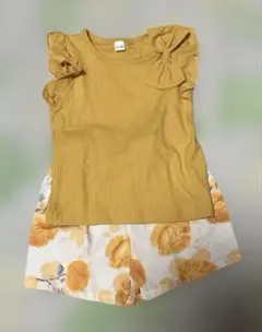 フリル付きイエロートップスと花柄パンツセット