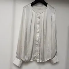 ティアンエクート❤︎艶生地ノーカラーブラウス⭐︎超美品！のサムネイル