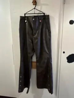 HARE メンズ　フェイクレザーサイドボタンパンツ