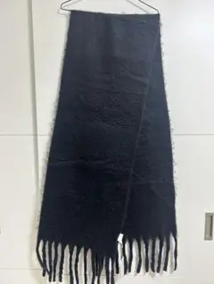 シンプルな黒のロングマフラー