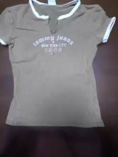 Tommy Jeans ブラウン Vネック Tシャツ