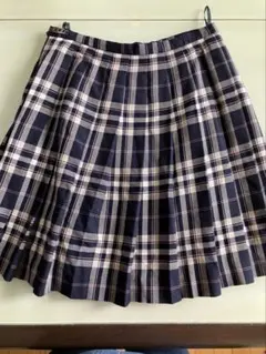 ネイビーとベージュのチェック柄プリーツスカート