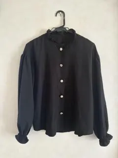 フリル襟 黒 長袖シャツ