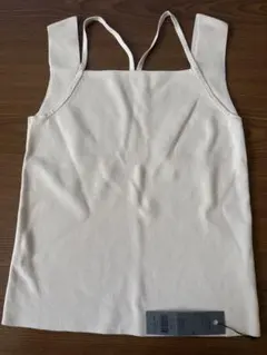 クリーム色 ストラップタンクトップ