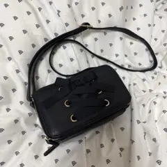 リボン付きブラックショルダーバッグ
