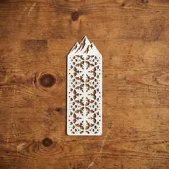 【透かし彫り】雪山のブックマーク（118mm×40mm）｜結晶が煌めく繊細な栞