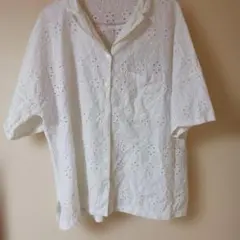 刺繍入りホワイト半袖シャツ　フリーサイズ