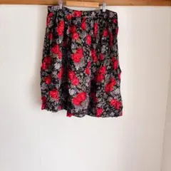 ノーブランド　ビックサイズ　フレアスカート 黒地に赤いバラ柄【３Lサイズ】