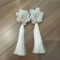 ホワイト花モチーフタッセルイヤリング