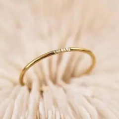 金属アレルギー対応　3石リング　ゴールド　定番　18金仕上げ　A817