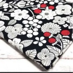 綿麻キャンバス　赤い果実のボタニカル柄　　約108㎝×50㎝