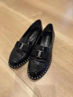 スタッズ付きエナメルブラックローファー