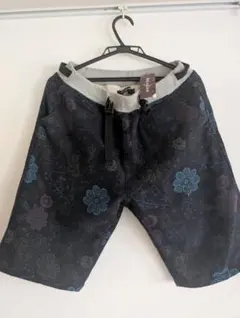 【HANJIRO、タグ付き】花柄ショートパンツ 黒のサムネイル