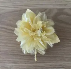 淡い黄色の花　ブローチ　結婚式 入学式 卒業式