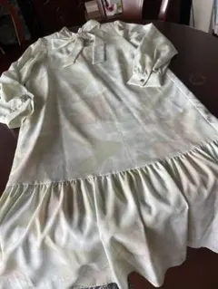 オペークドットクリップ　リボン付き淡い色長袖シャツワンピース