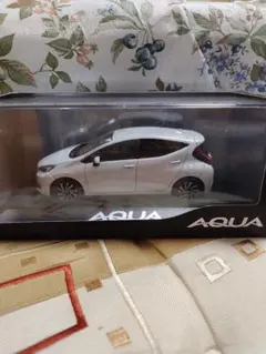 ★トヨタ　AQUA ミニカー プラチナホワイトパールマイカ★のサムネイル