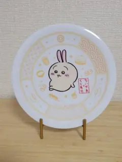 ちいかわ×くら寿司 第3弾オリジナル寿司皿(うさぎ)(皿立て付き)